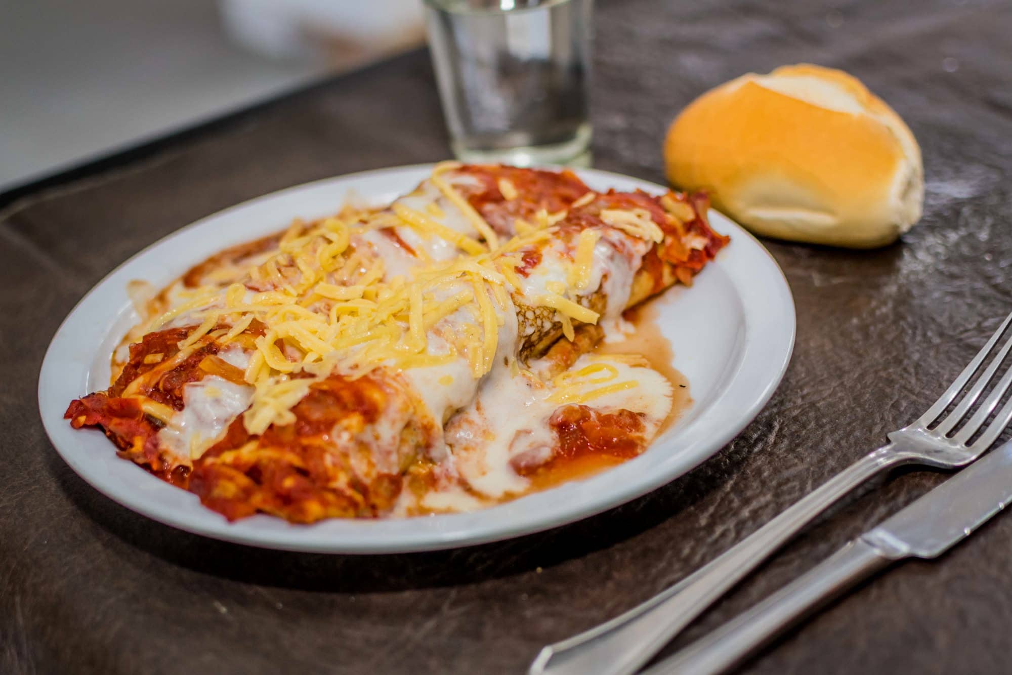 Canelones con salsa mixta