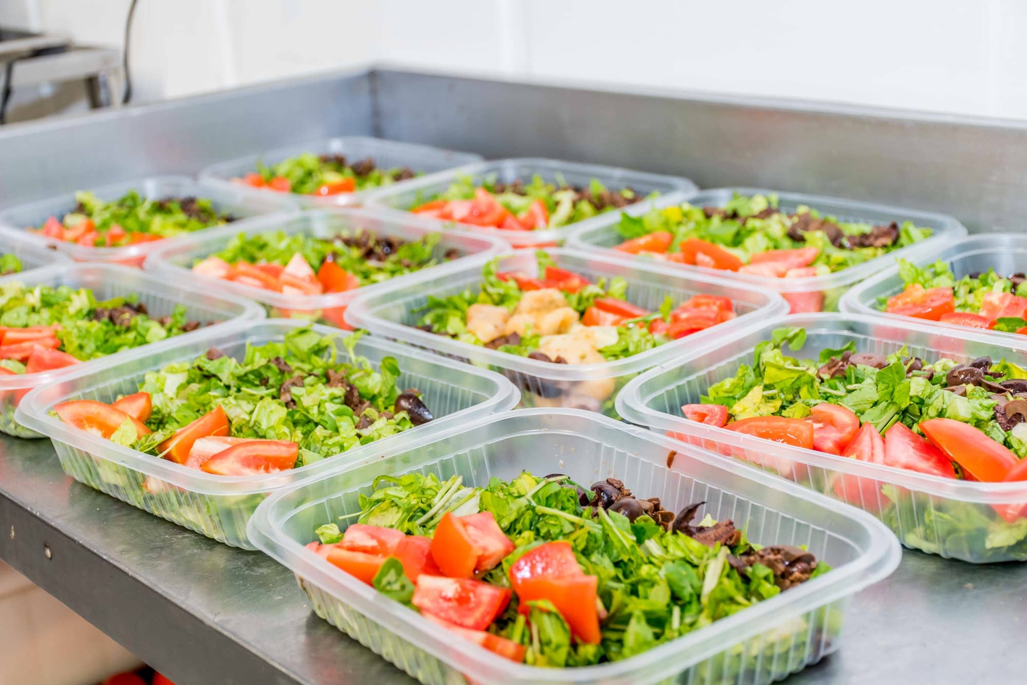 Ensaladas frescas preparadas en bandejas individuales