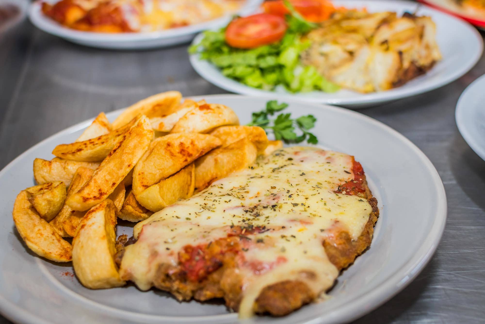 Milanesa napolitana con papas rústicas